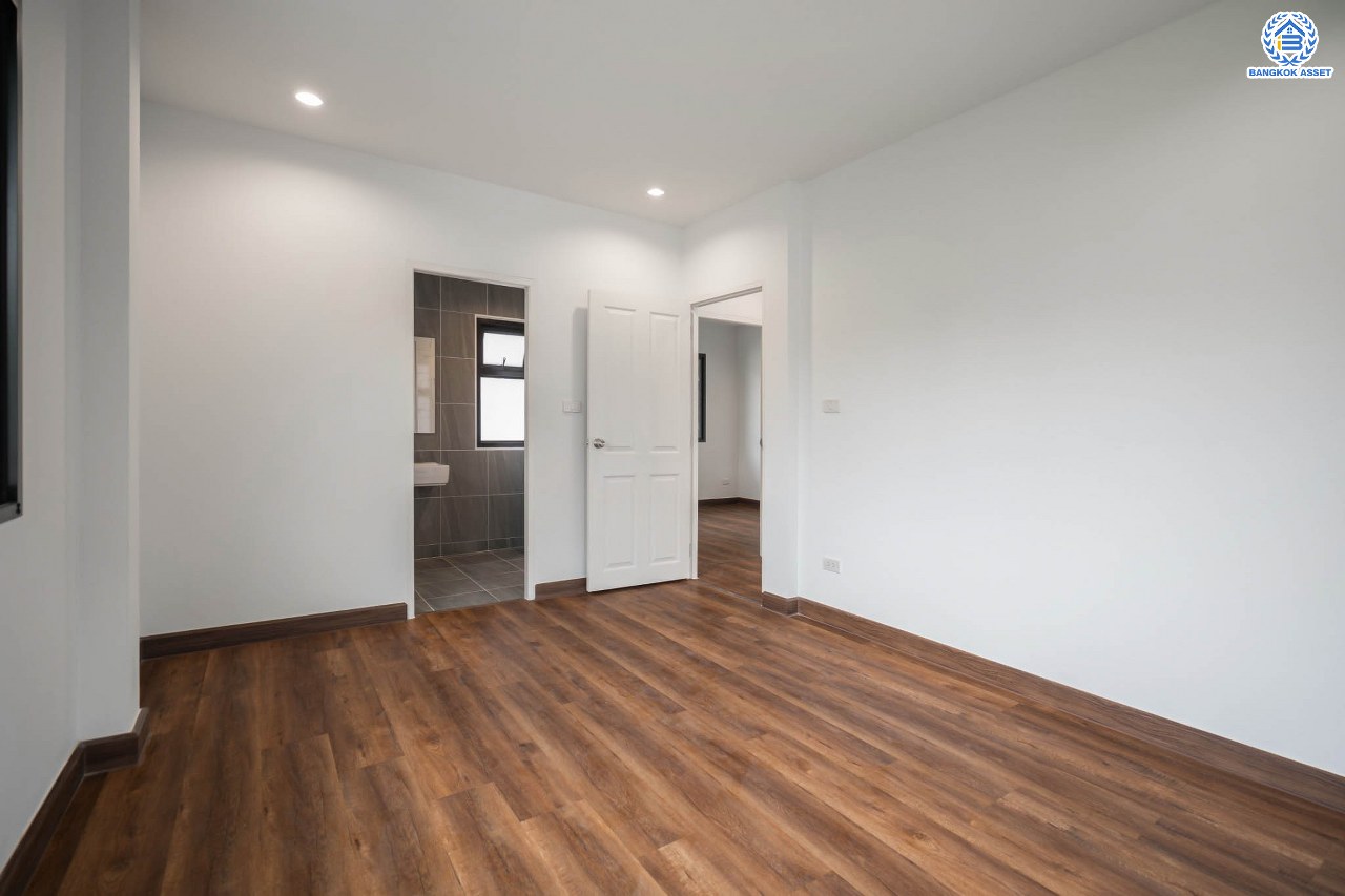 บ้านมือสองตกแต่งใหม่ แบรนด์ LH โครงการ ชัยพฤกษ์ บางบัวทอง หลังใหญ่ วิวสวนสาธารณะ เนื้อที่ 55.5 ตร.ว. ฟังก์ชัน 3 ห้องนอน 3 ห้องน้ำ 1 ห้องแม่บ้าน จอดรถได้ 1 คัน พร้อม Facilities ครบครัน บนทำเลเดินทางสะดวก ติดถนนบางกรวย-ไทรน้อย ใกล้เซ็นทรัลเวสต์เกต และรถไฟฟ้าสายสีม่วง "สถานีบางพลู"